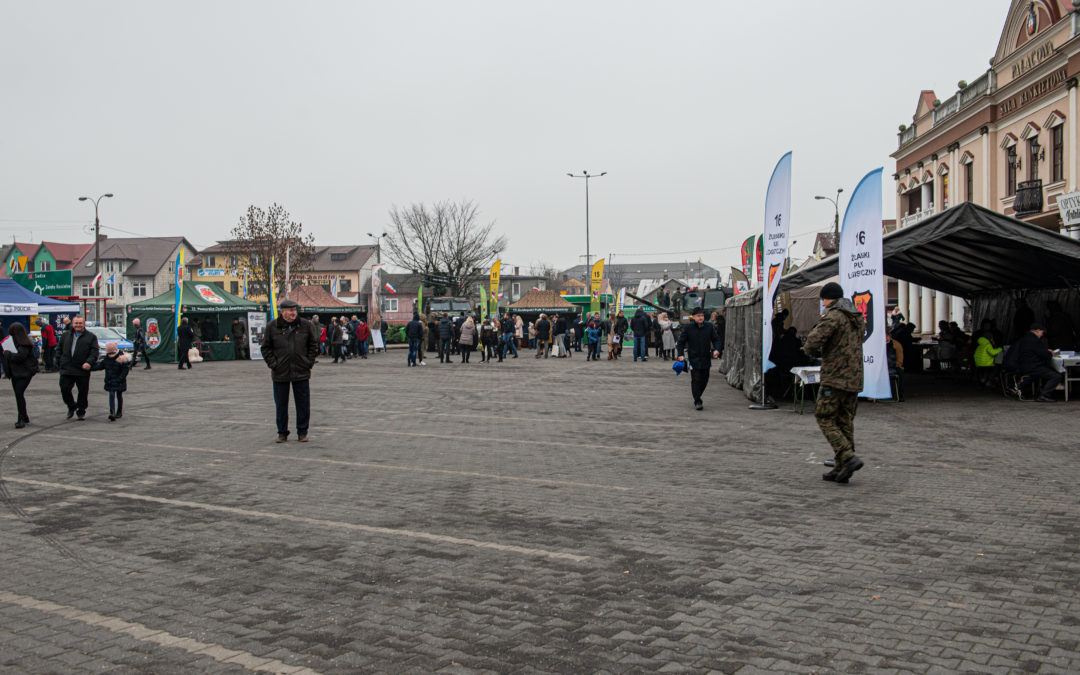 Foto relacja z pokazu sprzętu wojskowego.