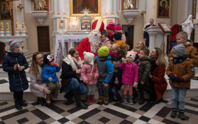 Spotkanie dzieci ze św. Mikołajem