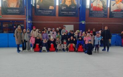 Wyjazd parafialny dzieci i młodzieży na lodowisko w Białymstoku.